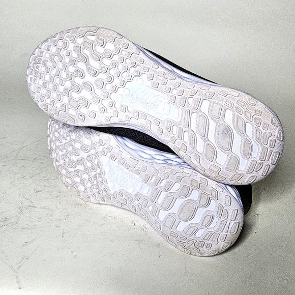 Nike running shoes. Black and White, Size 9.5 - Picture 5 of 7